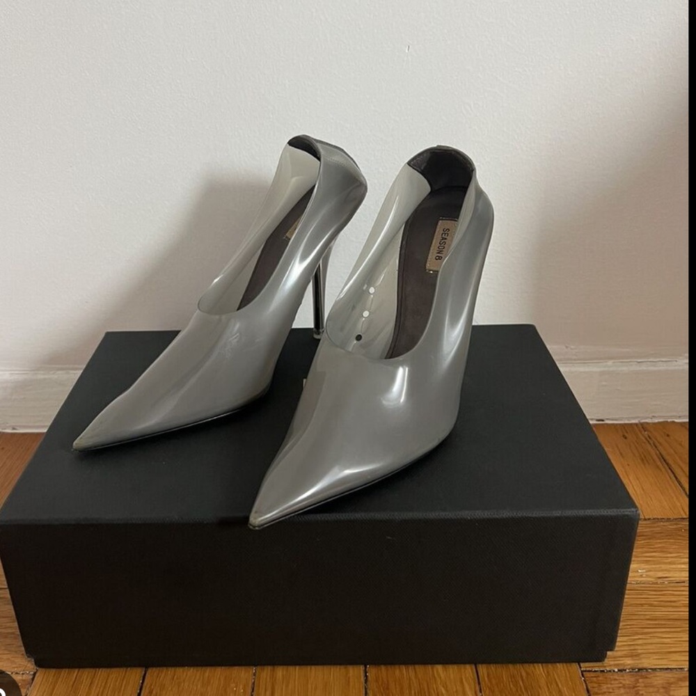 Grey pumps